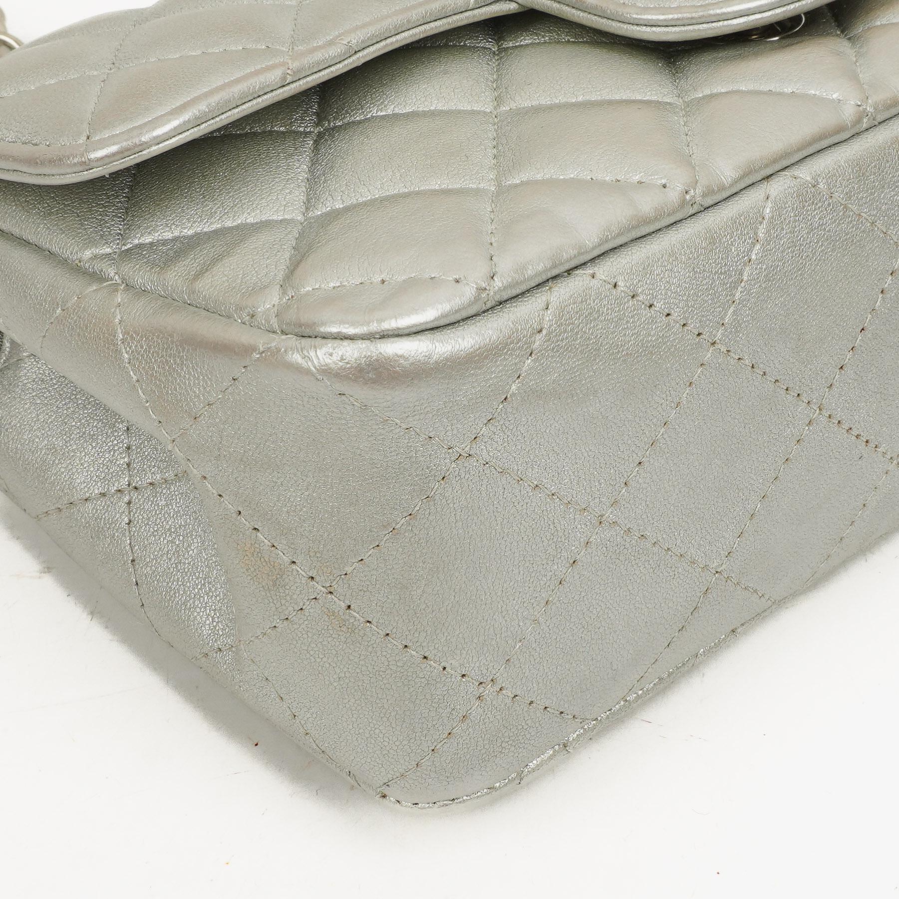 Chanel Mini Rectangular Single Flap Tasche aus metallisch silbernem gestepptem Lammleder mit silberfarbener Hardware