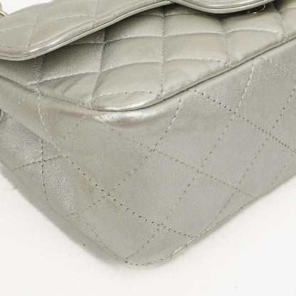 Chanel Mini Rectangular Single Flap Tasche aus metallisch silbernem gestepptem Lammleder mit silberfarbener Hardware