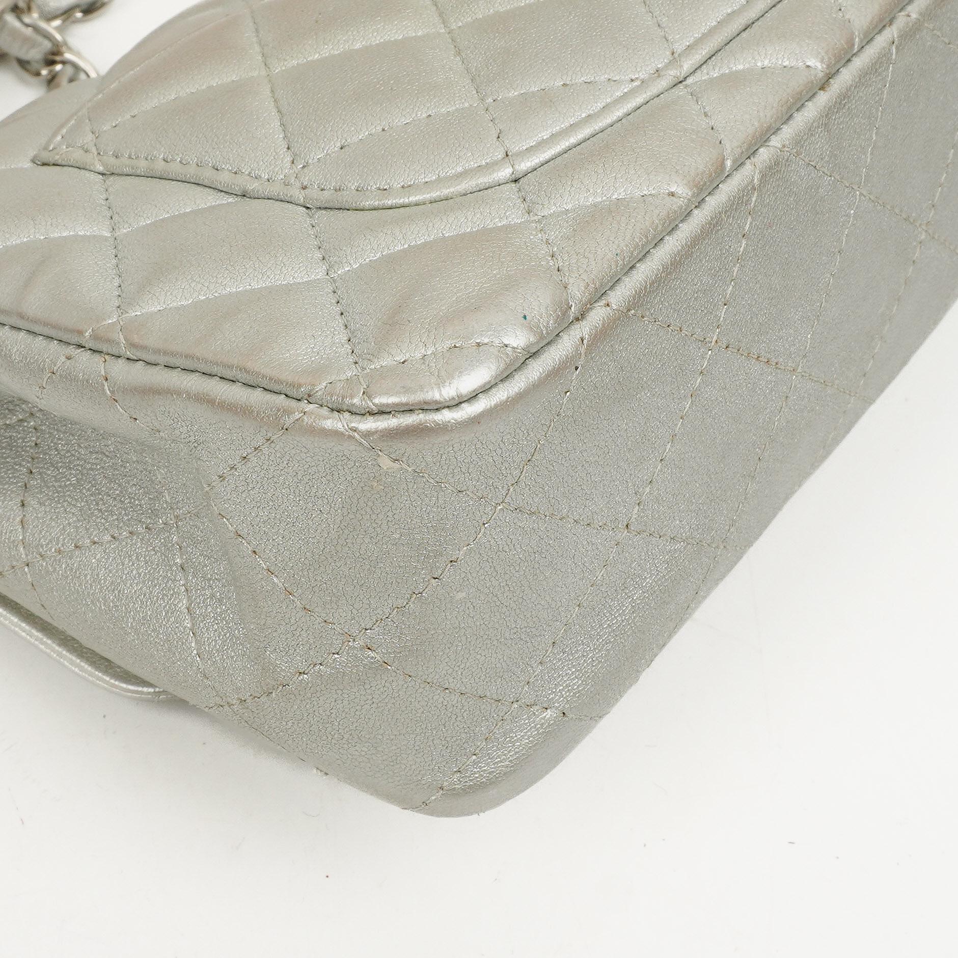 Chanel Mini Rectangular Single Flap Tasche aus metallisch silbernem gestepptem Lammleder mit silberfarbener Hardware