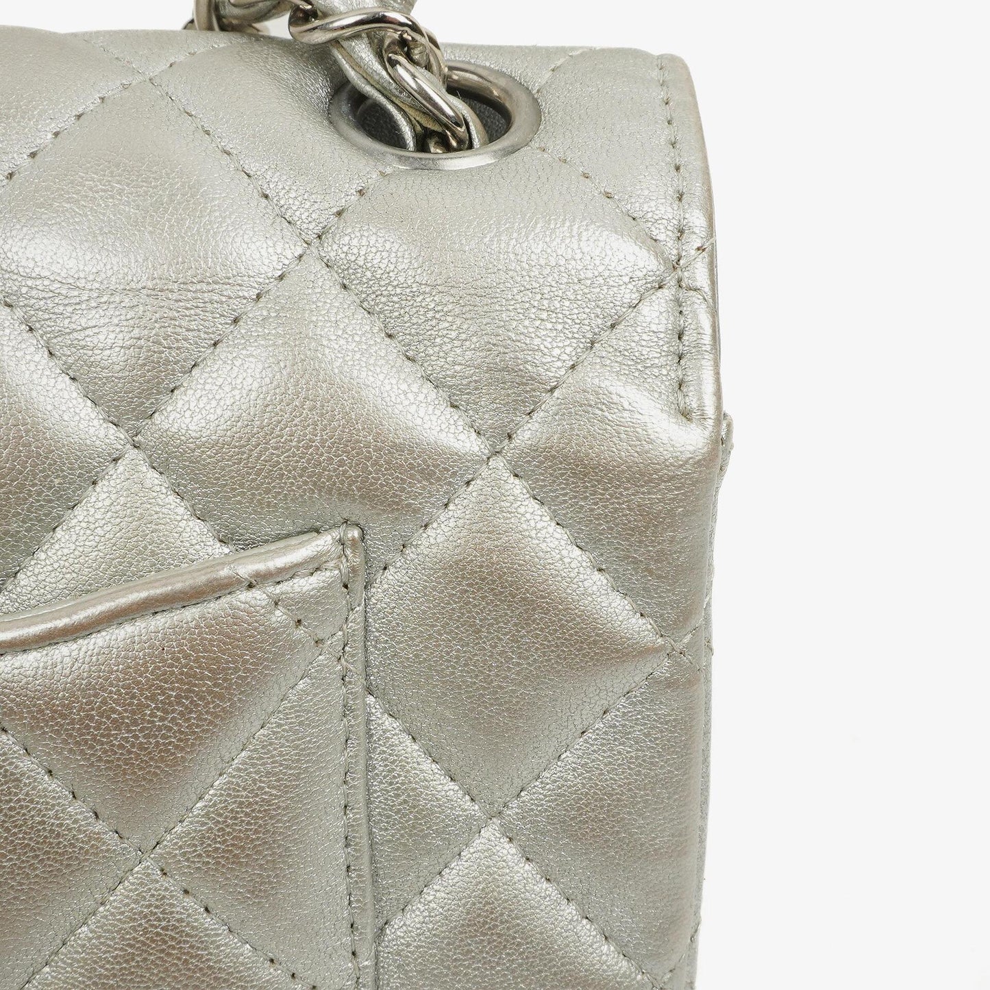 Chanel Mini Rectangular Single Flap Tasche aus metallisch silbernem gestepptem Lammleder mit silberfarbener Hardware