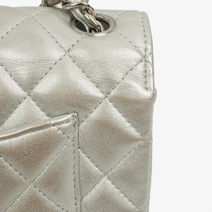 Chanel Mini Rectangular Single Flap Tasche aus metallisch silbernem gestepptem Lammleder mit silberfarbener Hardware