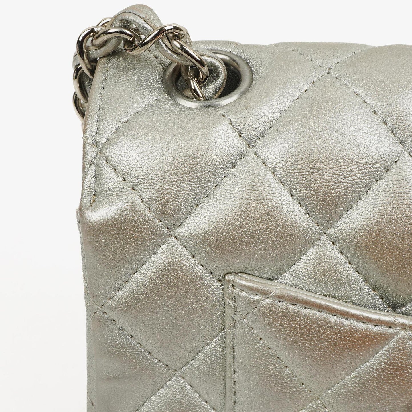 Chanel Mini Rectangular Single Flap Tasche aus metallisch silbernem gestepptem Lammleder mit silberfarbener Hardware