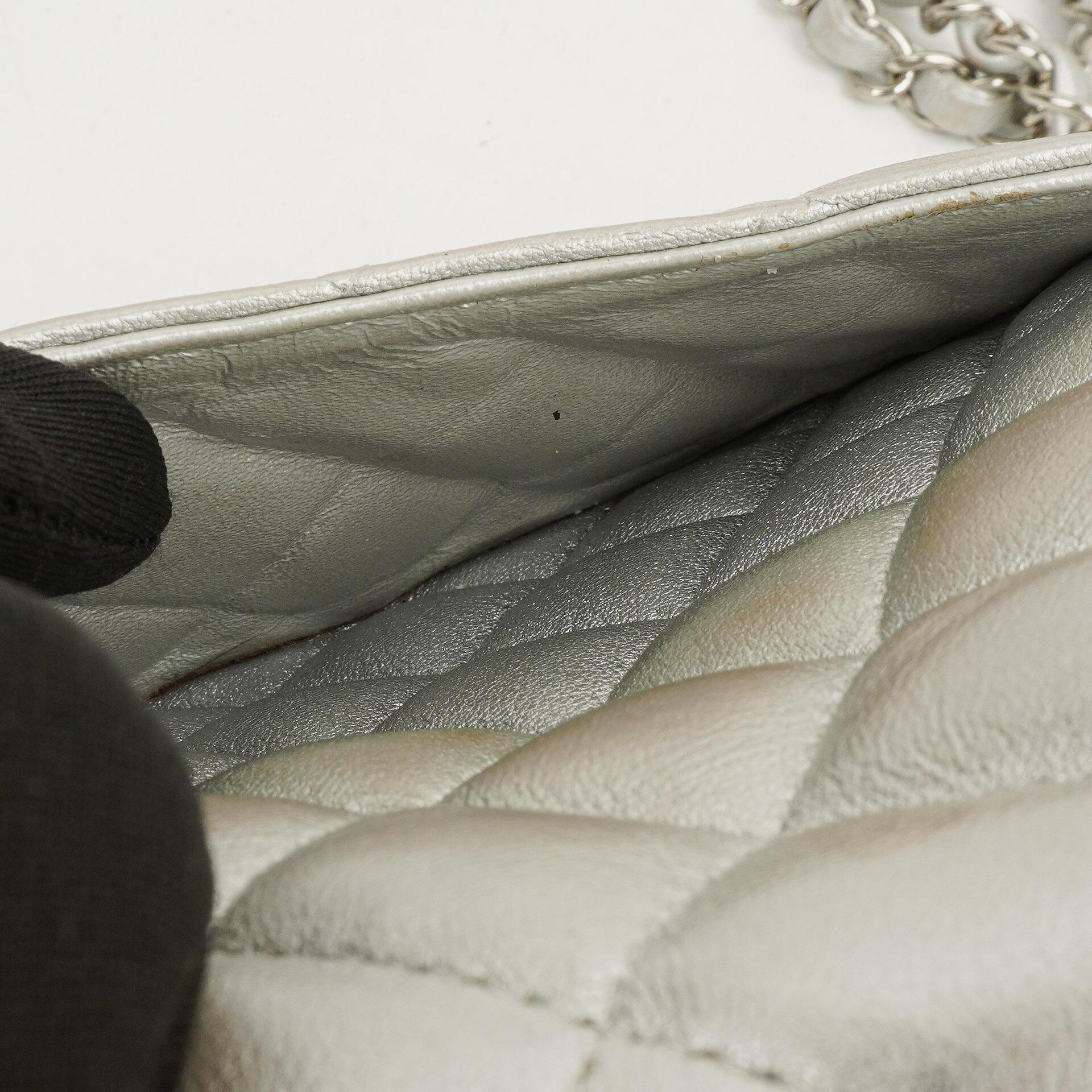 Chanel Mini Rectangular Single Flap Tasche aus metallisch silbernem gestepptem Lammleder mit silberfarbener Hardware