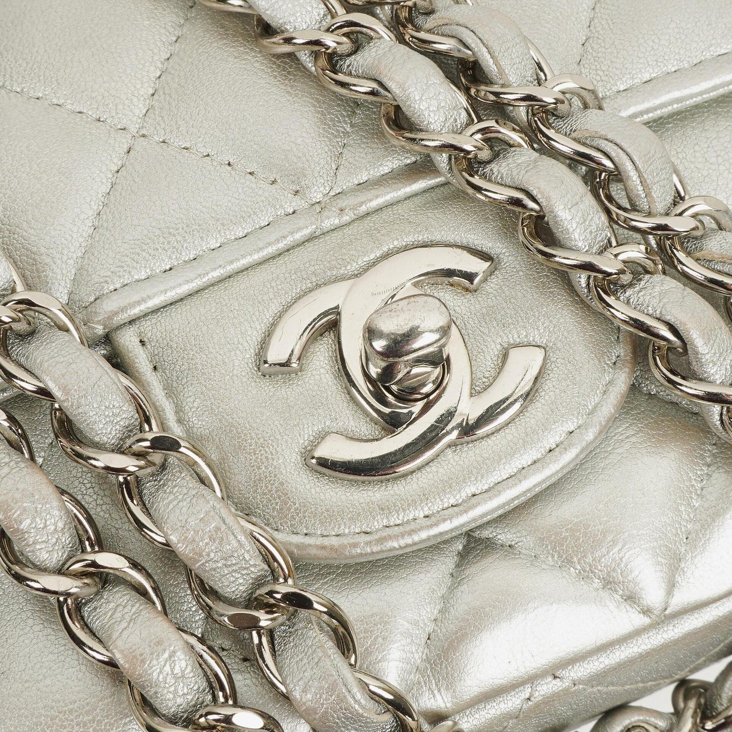 Chanel Mini Rectangular Single Flap Tasche aus metallisch silbernem gestepptem Lammleder mit silberfarbener Hardware