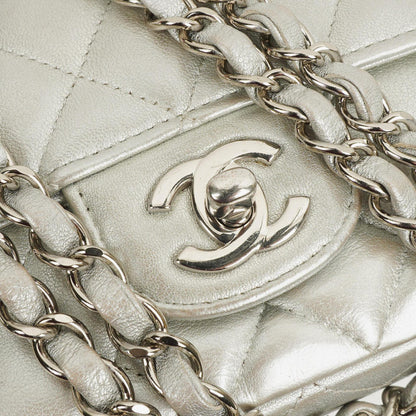 Chanel Mini Rectangular Single Flap Tasche aus metallisch silbernem gestepptem Lammleder mit silberfarbener Hardware