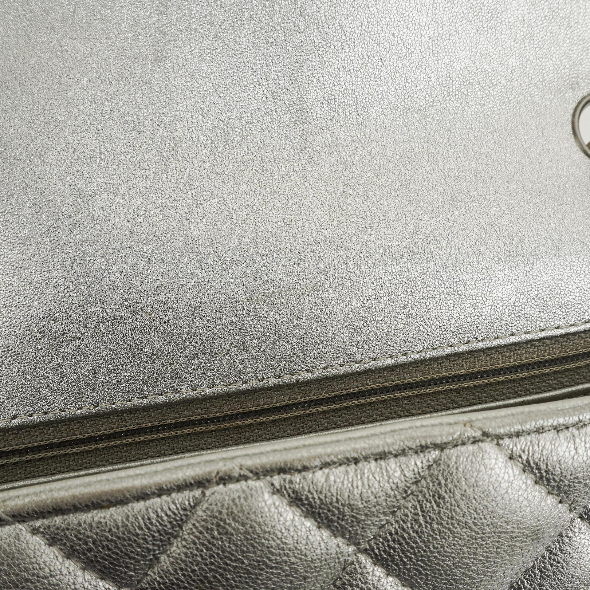 Chanel Mini Rectangular Single Flap Tasche aus metallisch silbernem gestepptem Lammleder mit silberfarbener Hardware