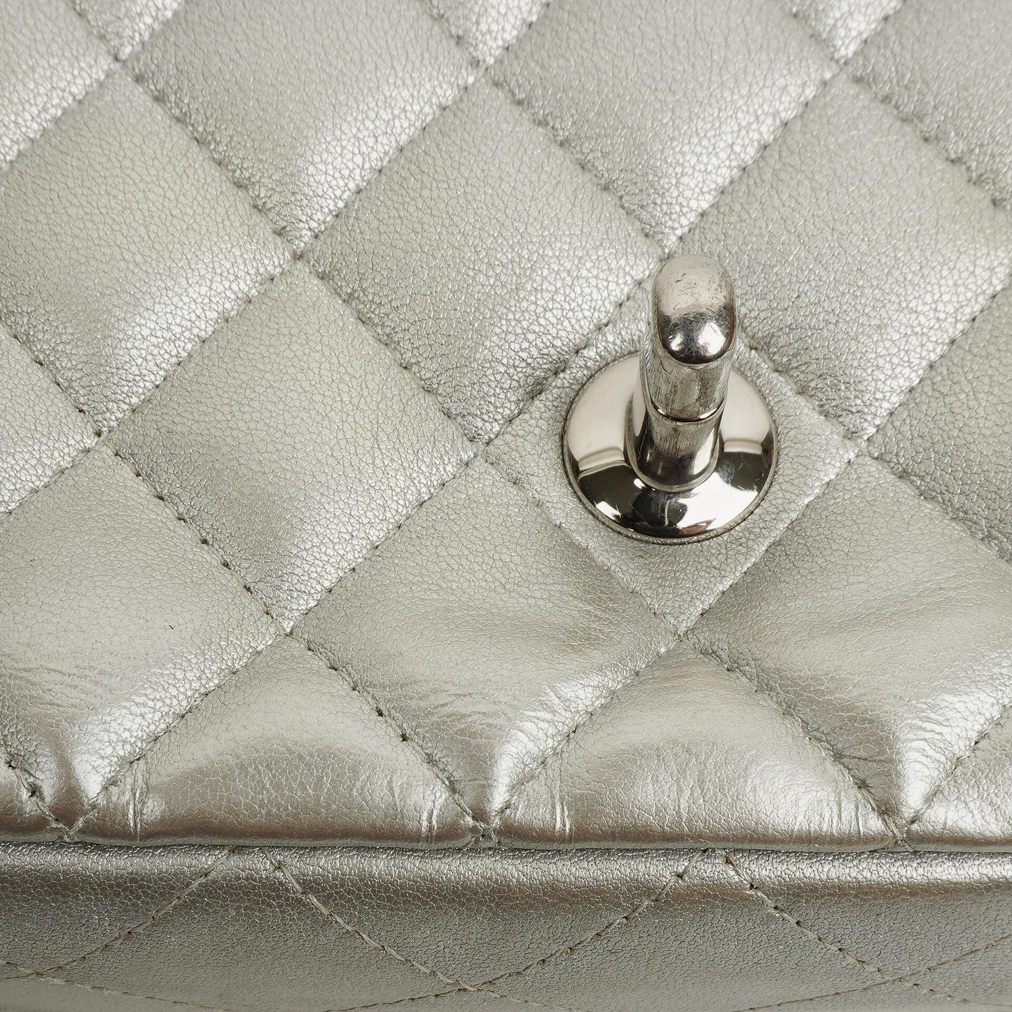 Chanel Mini Rectangular Single Flap Tasche aus metallisch silbernem gestepptem Lammleder mit silberfarbener Hardware