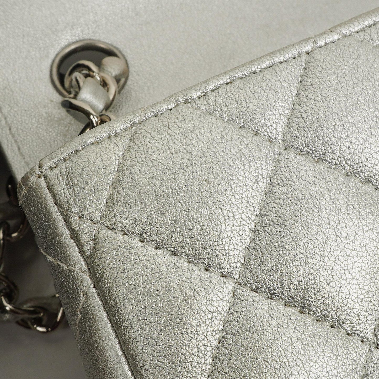 Chanel Mini Rectangular Single Flap Tasche aus metallisch silbernem gestepptem Lammleder mit silberfarbener Hardware