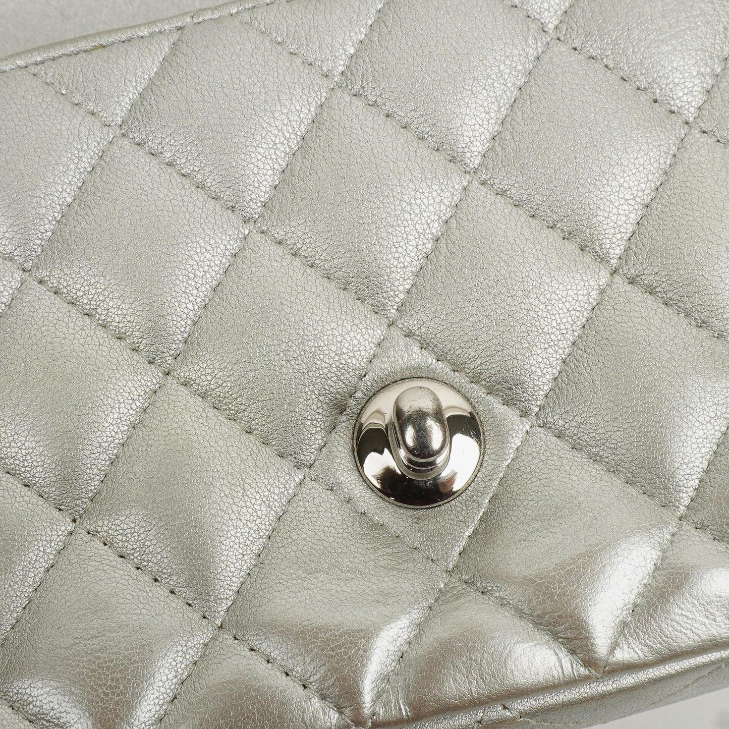 Chanel Mini Rectangular Single Flap Tasche aus metallisch silbernem gestepptem Lammleder mit silberfarbener Hardware