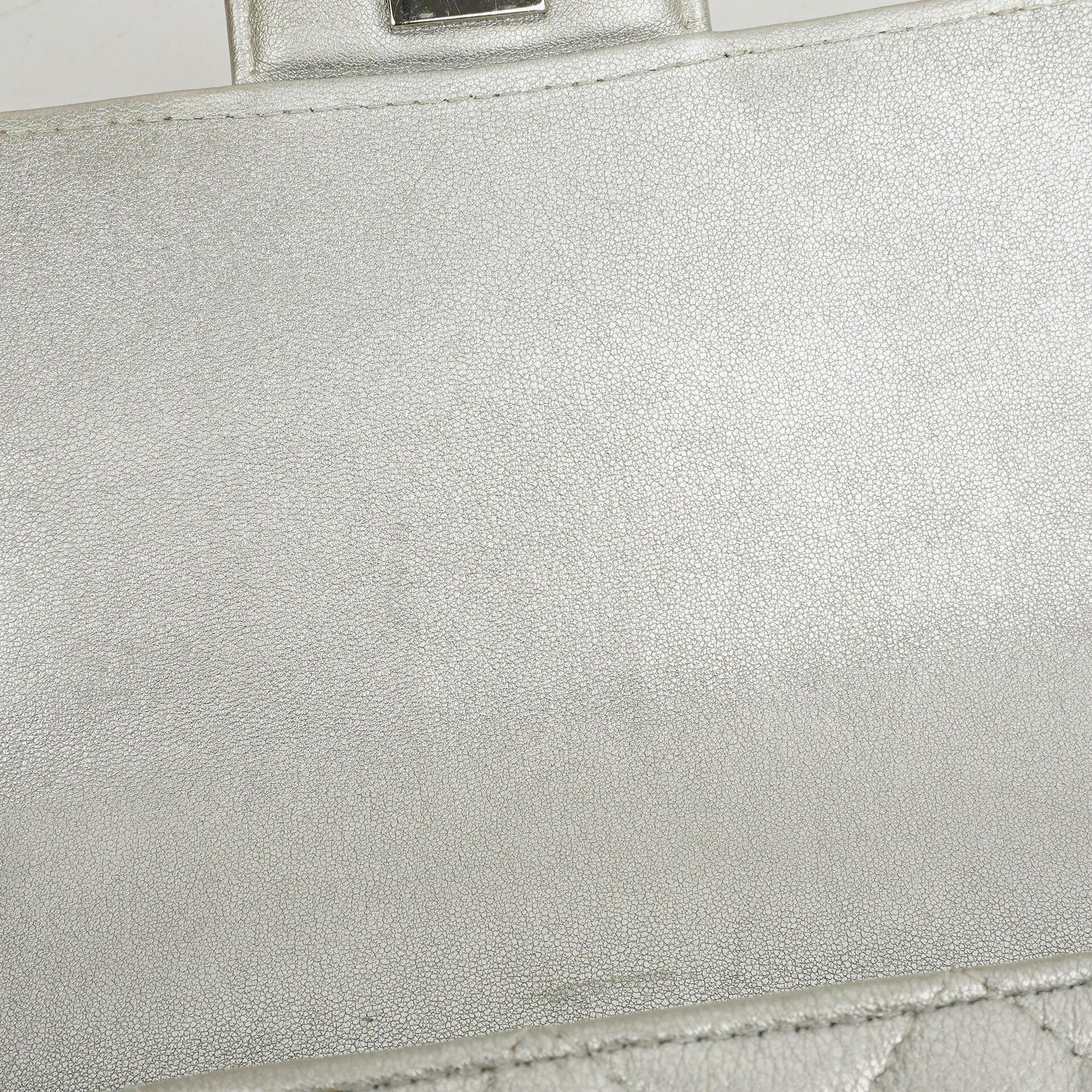 Chanel Mini Rectangular Single Flap Tasche aus metallisch silbernem gestepptem Lammleder mit silberfarbener Hardware
