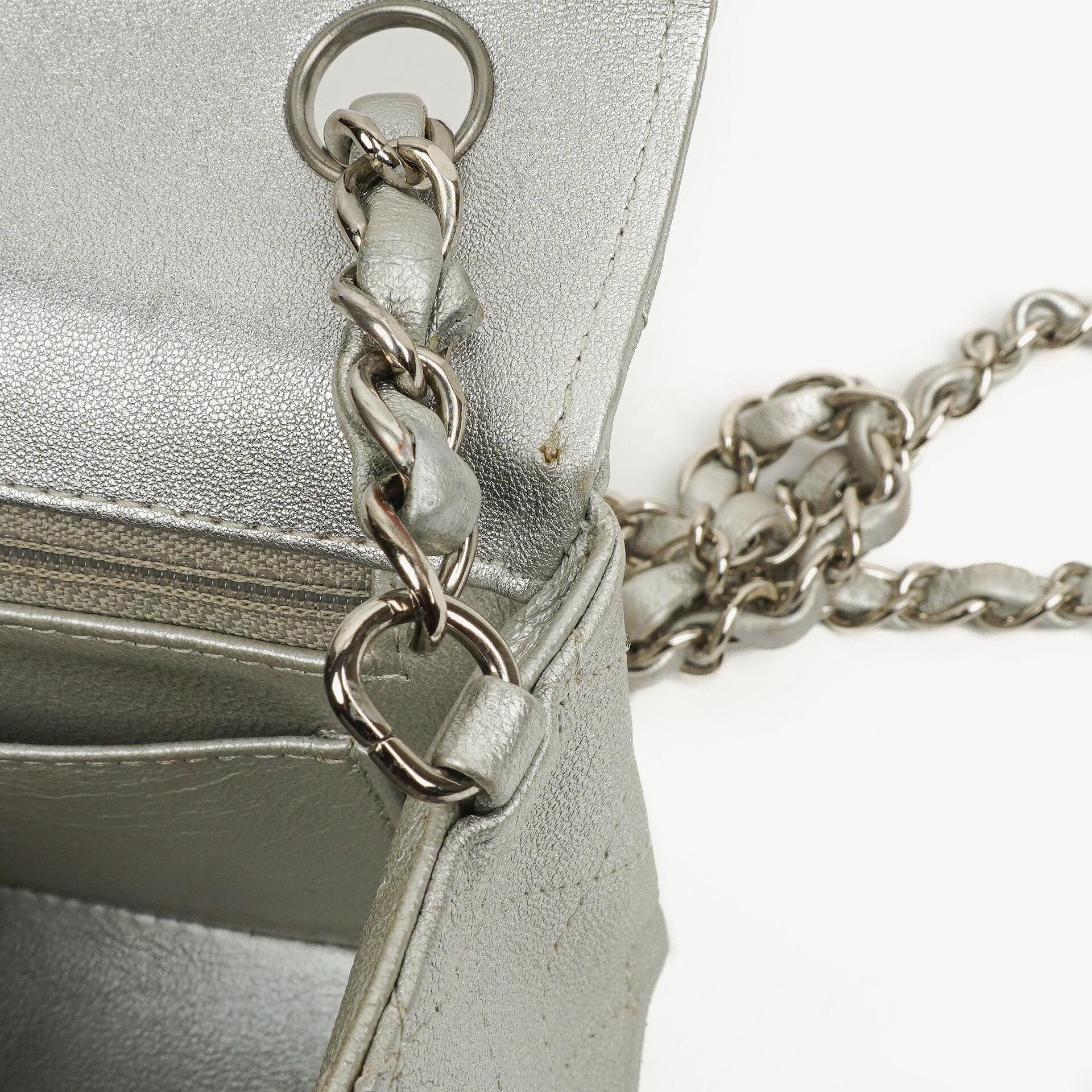 Chanel Mini Rectangular Single Flap Tasche aus metallisch silbernem gestepptem Lammleder mit silberfarbener Hardware