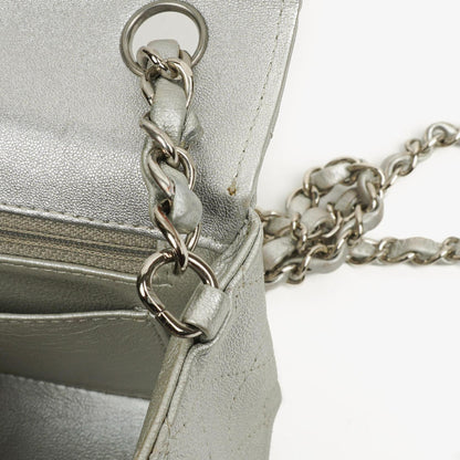 Chanel Mini Rectangular Single Flap Tasche aus metallisch silbernem gestepptem Lammleder mit silberfarbener Hardware