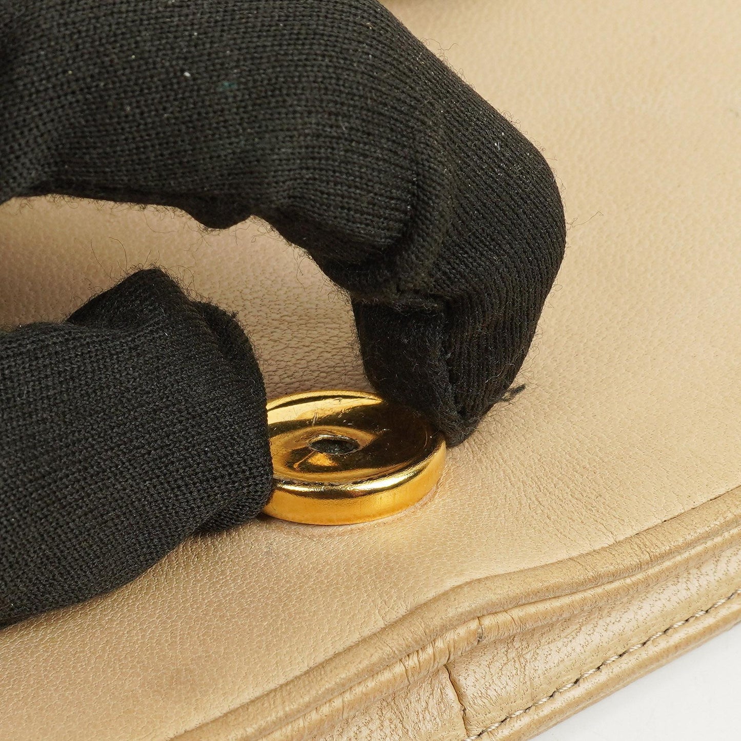 Chanel Mini Classic Beige Gepolstertes Lammleder Geldbörse mit Vollklappe und Kette WOC mit 24K vergoldeter Hardware