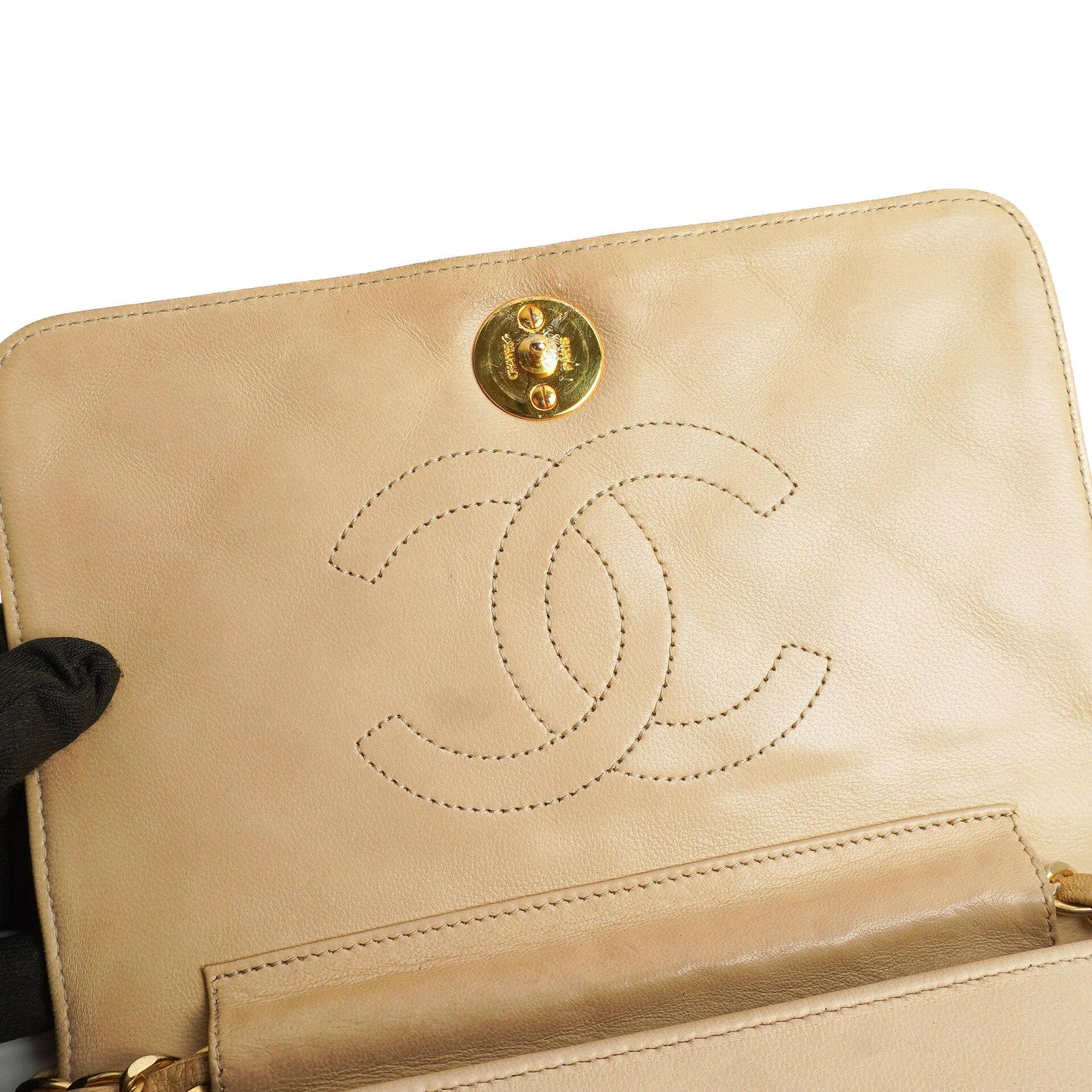 Chanel Mini Classic Beige Gepolstertes Lammleder Geldbörse mit Vollklappe und Kette WOC mit 24K vergoldeter Hardware