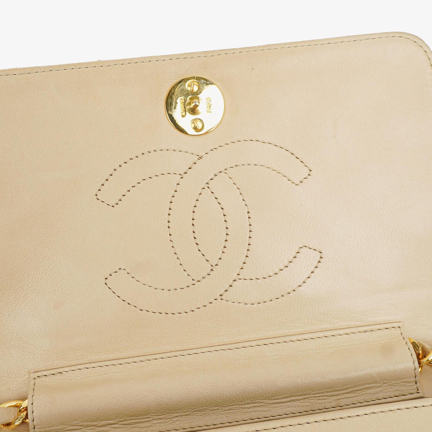 Chanel Mini Classic Beige Gequiltetes Lammleder Geldbörse mit Vollklappe und Kette WOC mit 24K vergoldeter Hardware