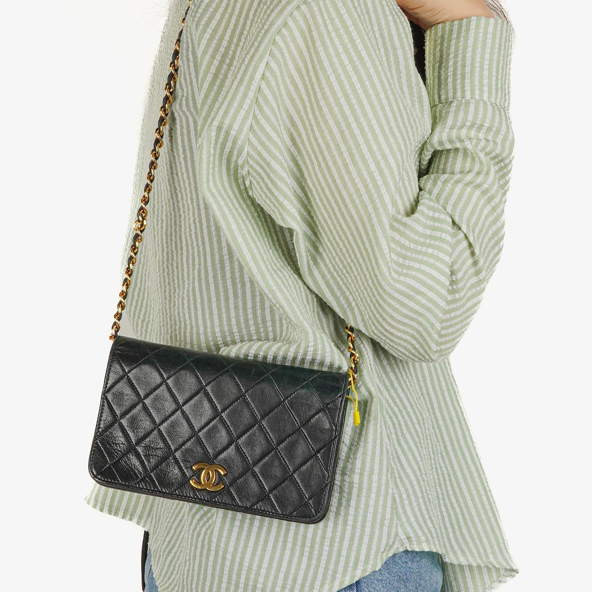 Chanel Mini Classic Full Flap Wallet on Chain aus schwarzem gestepptem Lammleder mit 24K vergoldeter Hardware