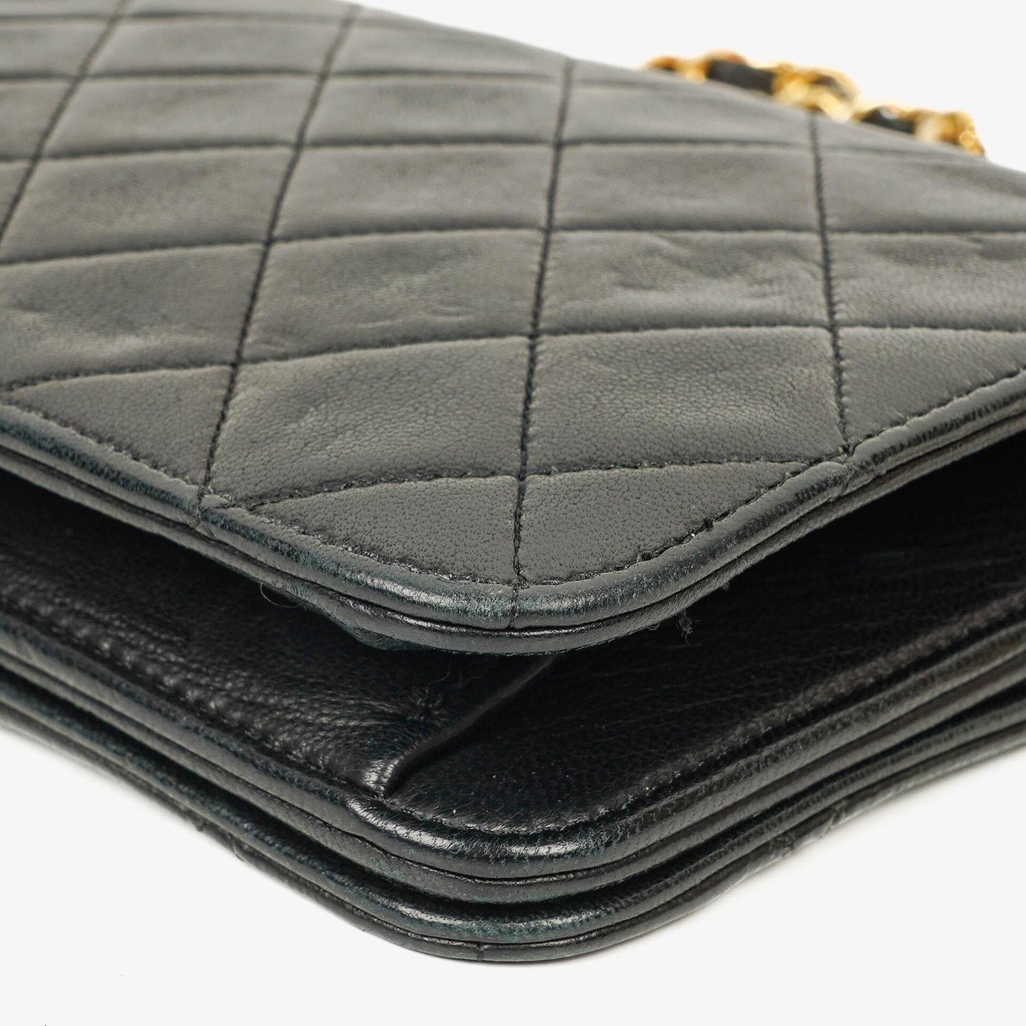 Chanel Mini Classic Full Flap Wallet on Chain aus schwarzem gestepptem Lammleder mit 24K vergoldeter Hardware