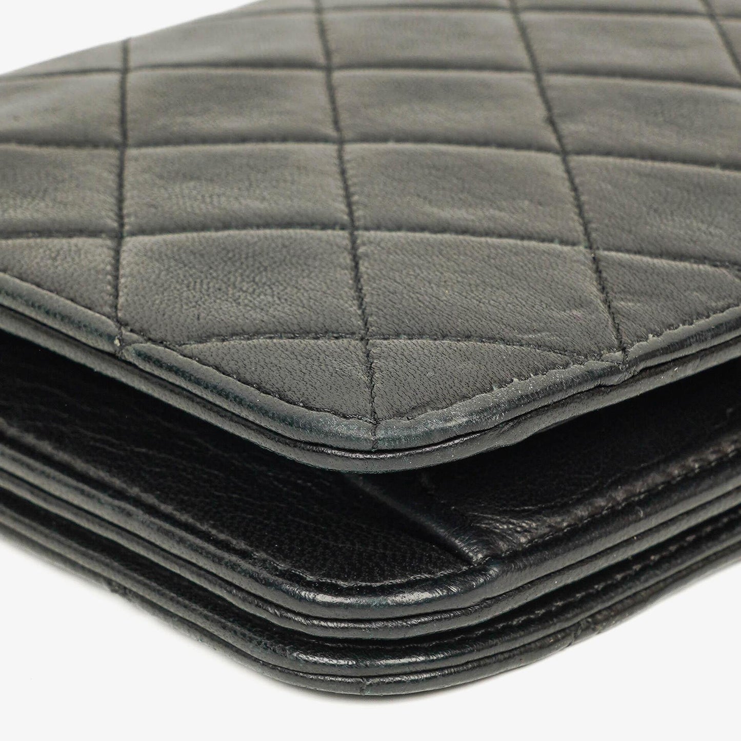 Chanel Mini Classic Full Flap Wallet on Chain aus schwarzem gestepptem Lammleder mit 24K vergoldeter Hardware