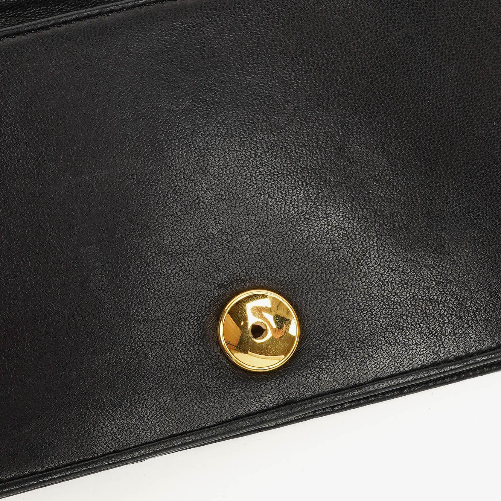 Chanel Mini Classic Full Flap Wallet on Chain aus schwarzem gestepptem Lammleder mit 24K vergoldeter Hardware