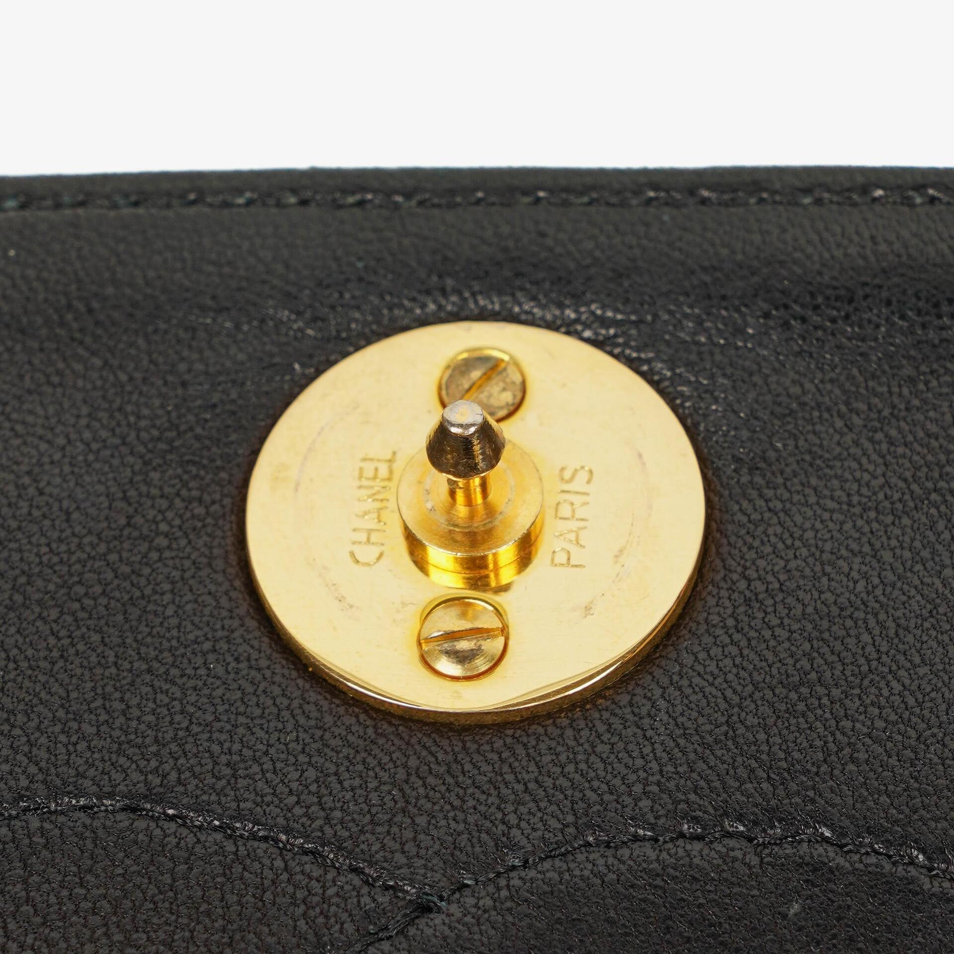Chanel Mini Classic Full Flap Wallet on Chain aus schwarzem gestepptem Lammleder mit 24K vergoldeter Hardware