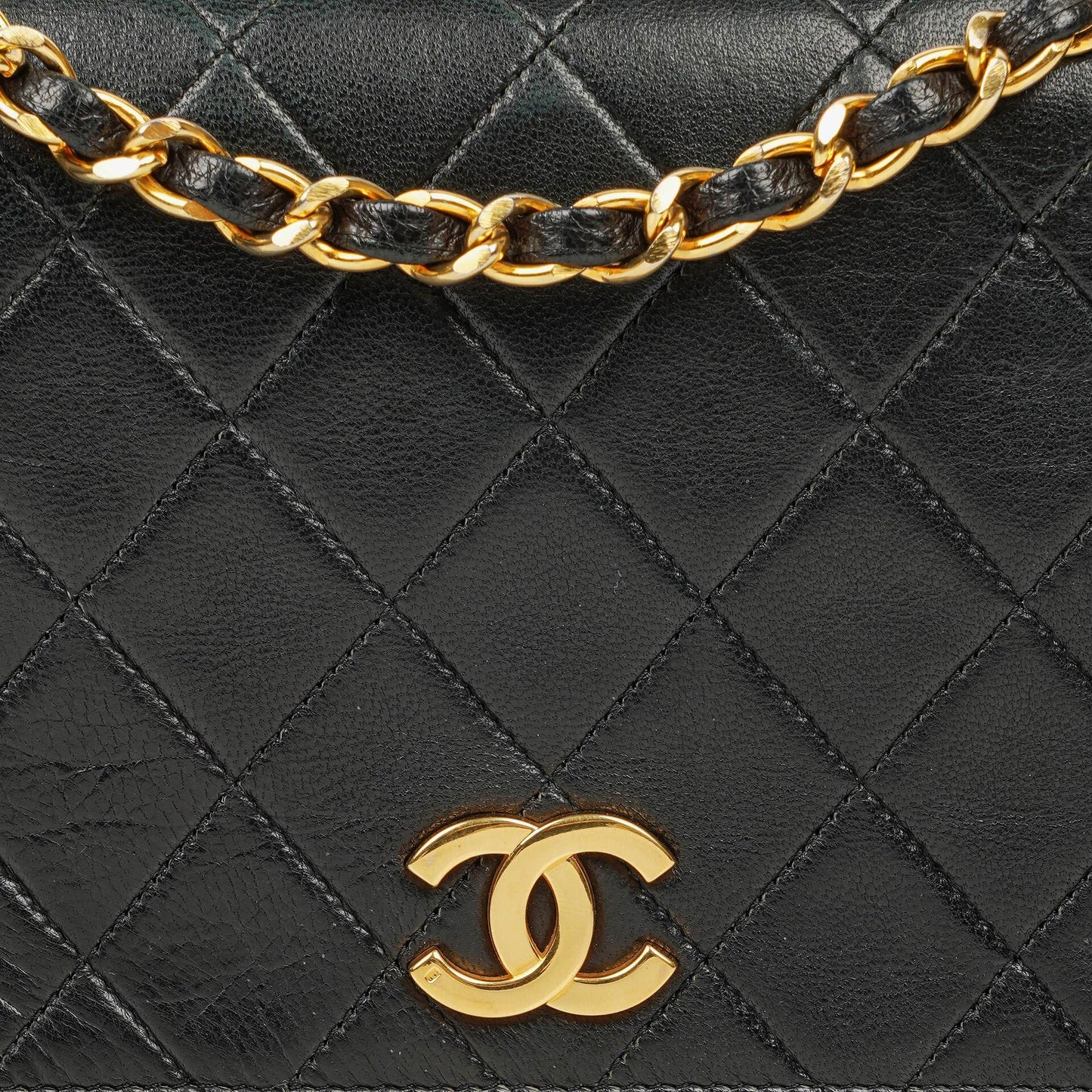 Chanel Mini Classic Full Flap Wallet on Chain aus schwarzem gestepptem Lammleder mit 24K vergoldeter Hardware