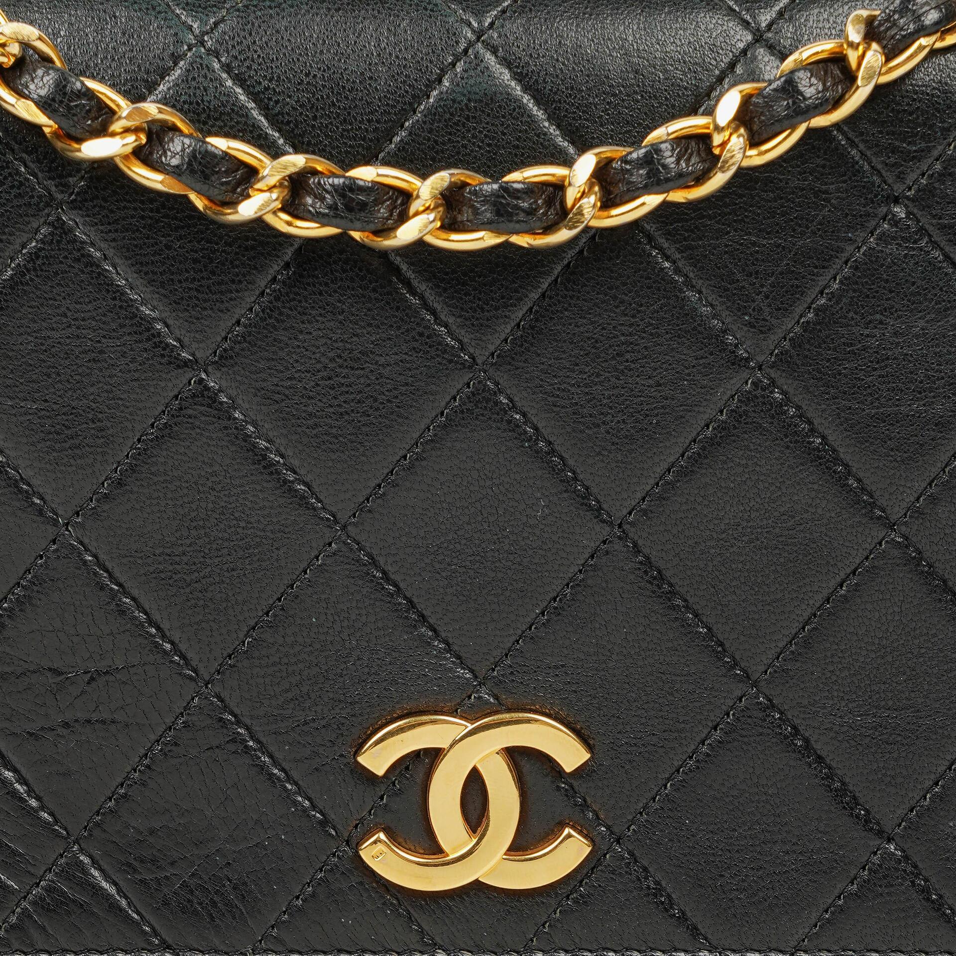 Chanel Mini Classic Full Flap Wallet on Chain aus schwarzem gestepptem Lammleder mit 24K vergoldeter Hardware