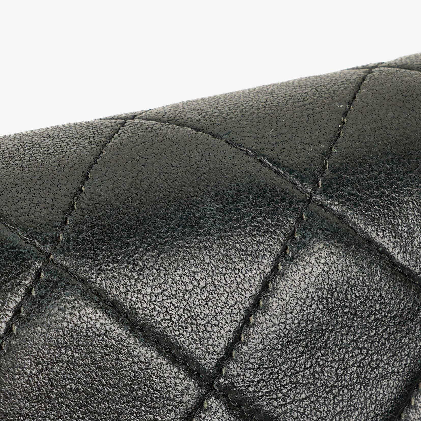 Chanel Mini Classic Full Flap Wallet on Chain aus schwarzem gestepptem Lammleder mit 24K vergoldeter Hardware