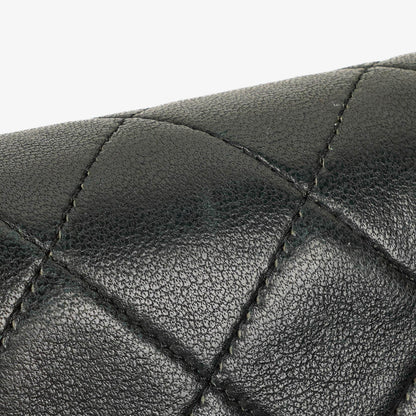 Chanel Mini Classic Full Flap Wallet on Chain aus schwarzem gestepptem Lammleder mit 24K vergoldeter Hardware
