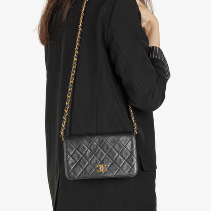 Chanel Mini Classic Full Flap Wallet on Chain WOC aus schwarzem gestepptem Lammleder mit 24K vergoldeter Hardware
