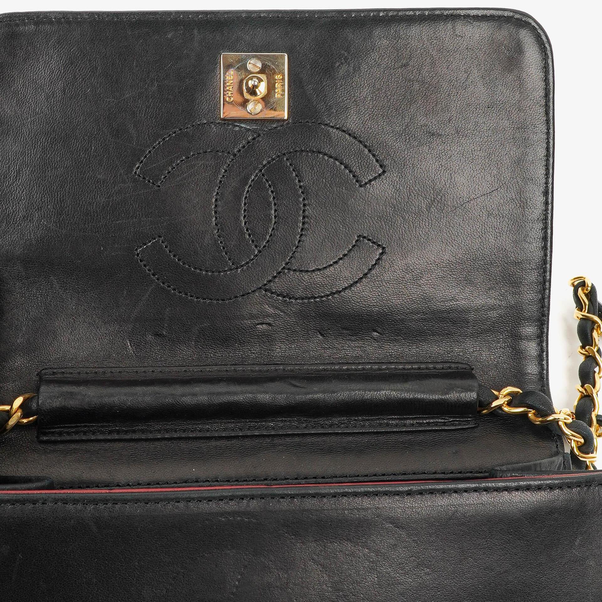 Chanel Mini Classic Full Flap Wallet on Chain WOC aus schwarzem gestepptem Lammleder mit 24K vergoldeter Hardware