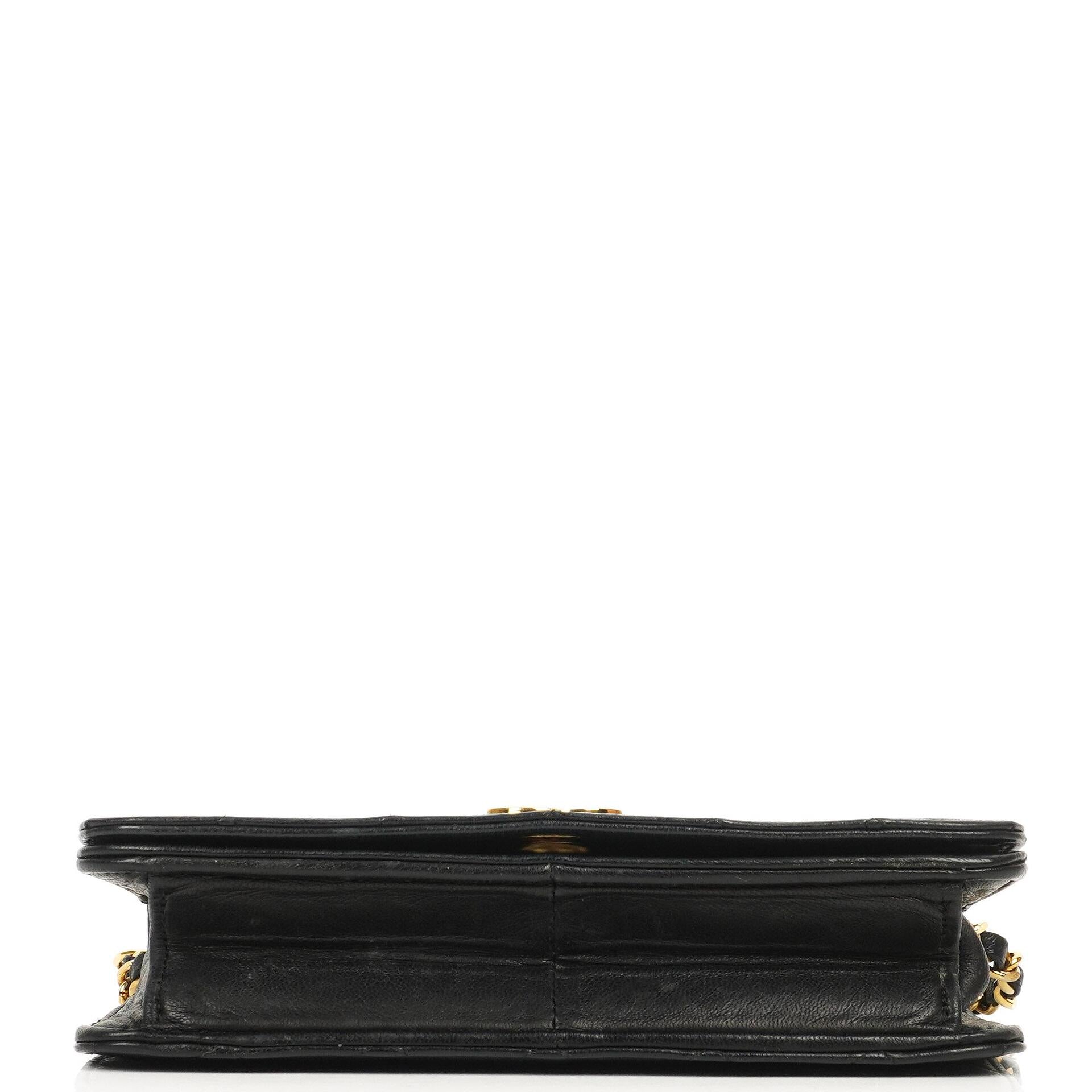 Chanel Mini Classic Full Flap Wallet on Chain (WOC), Schwarzes gestepptes Lammleder, 24K Goldplattierte Hardware