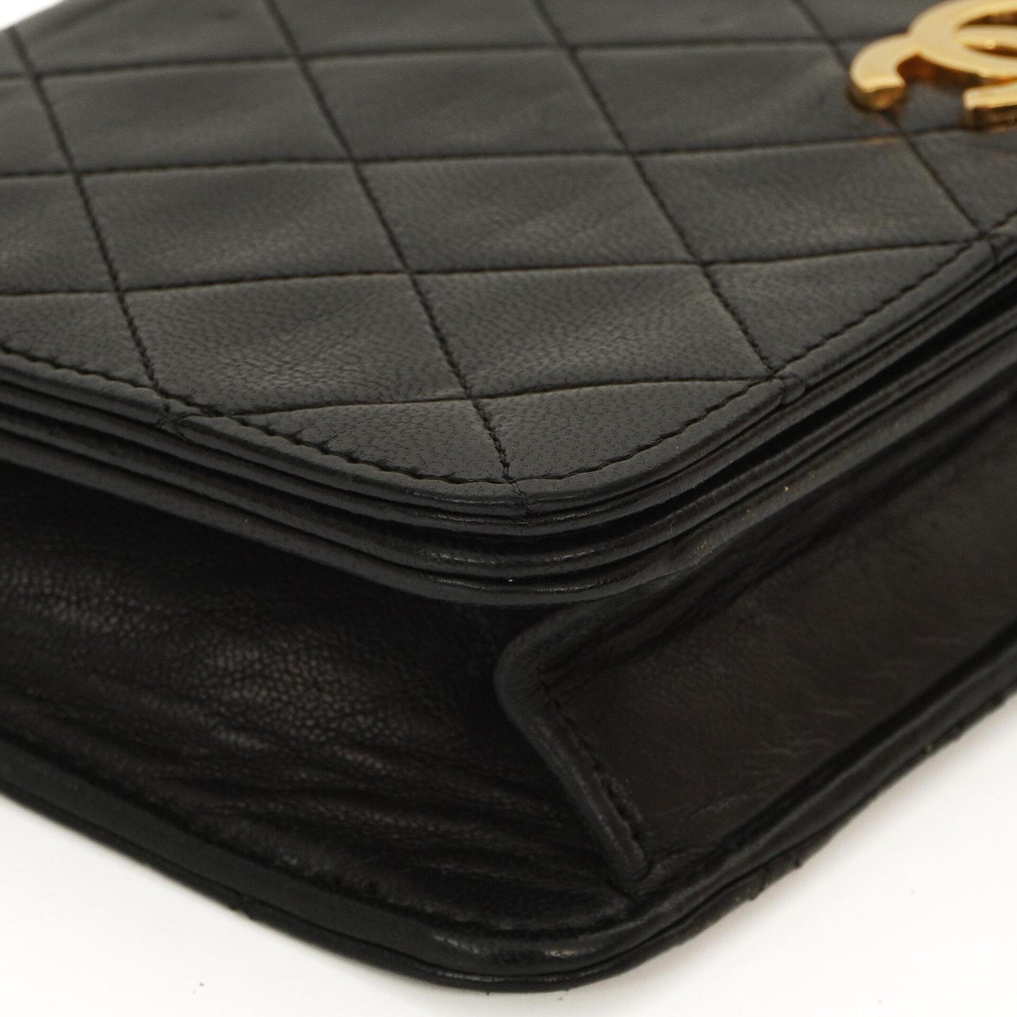 Chanel Mini Classic Full Flap Wallet on Chain (WOC), Schwarzes gestepptes Lammleder, 24K Goldplattierte Hardware
