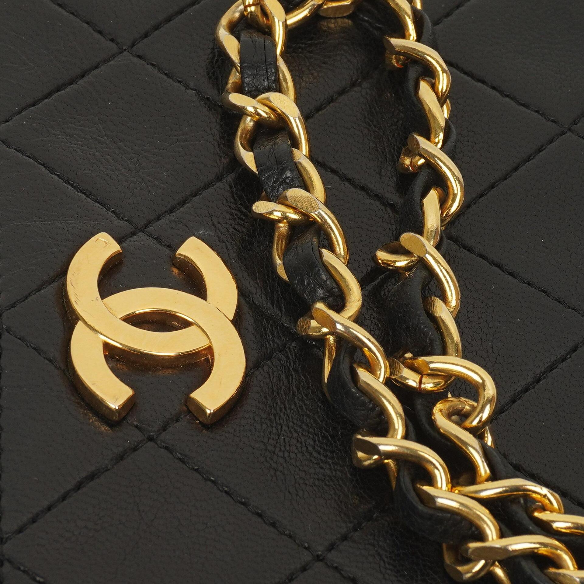Chanel Mini Classic Full Flap Wallet on Chain (WOC), Schwarzes gestepptes Lammleder, 24K Goldplattierte Hardware