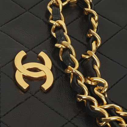 Chanel Mini Classic Full Flap Wallet on Chain (WOC), Schwarzes gestepptes Lammleder, 24K Goldplattierte Hardware