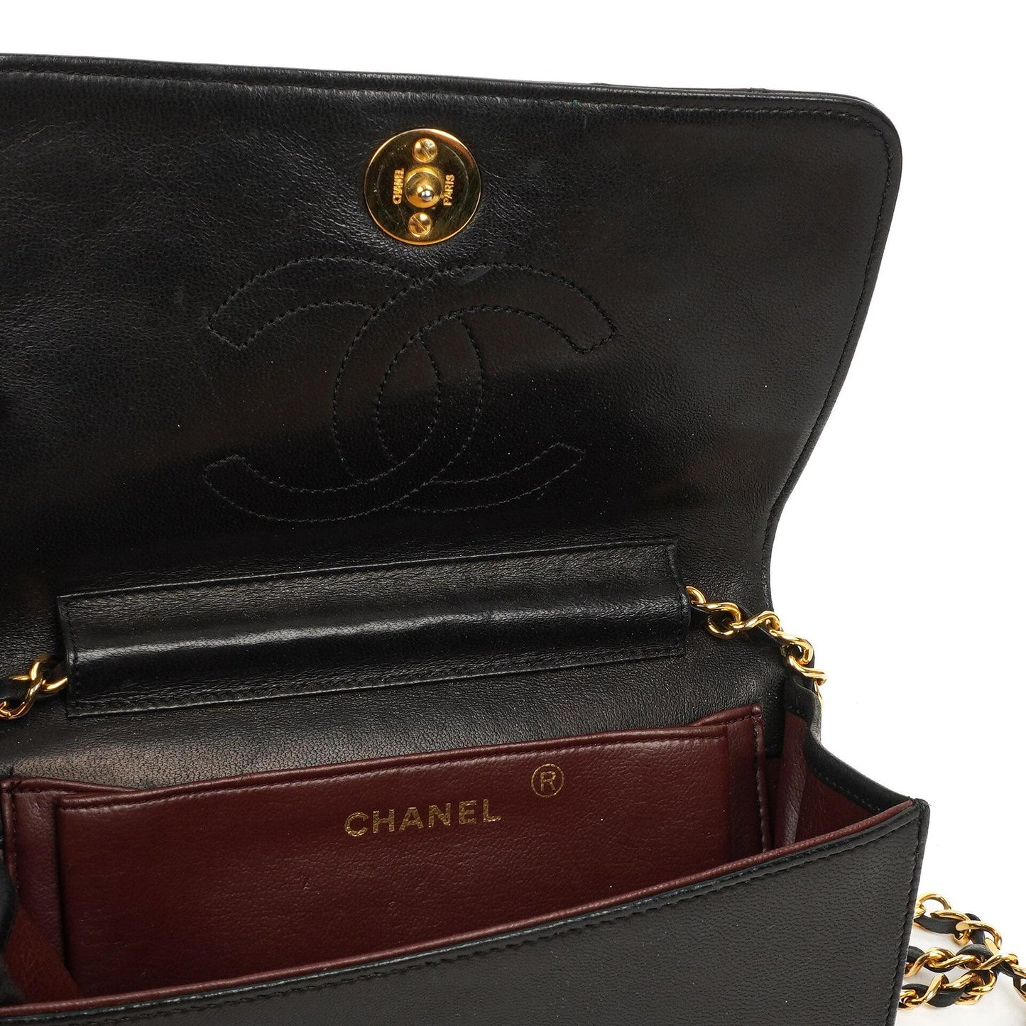 Chanel Mini Classic Full Flap Wallet on Chain (WOC), Schwarzes gestepptes Lammleder, 24K Goldplattierte Hardware