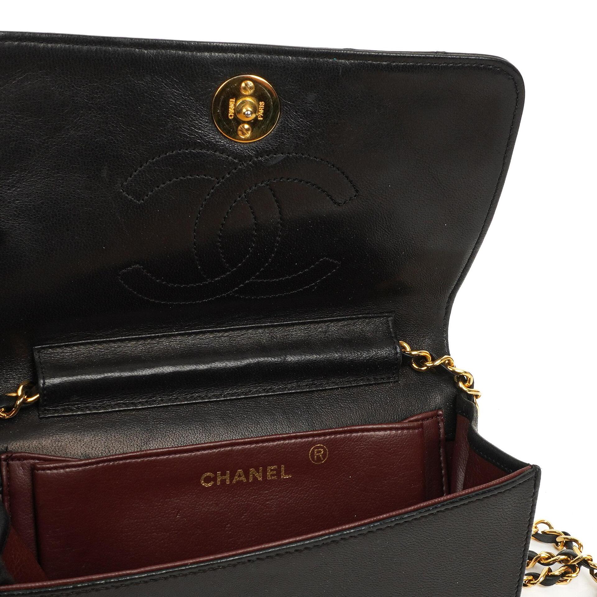 Chanel Mini Classic Full Flap Wallet on Chain (WOC), Schwarzes gestepptes Lammleder, 24K Goldplattierte Hardware