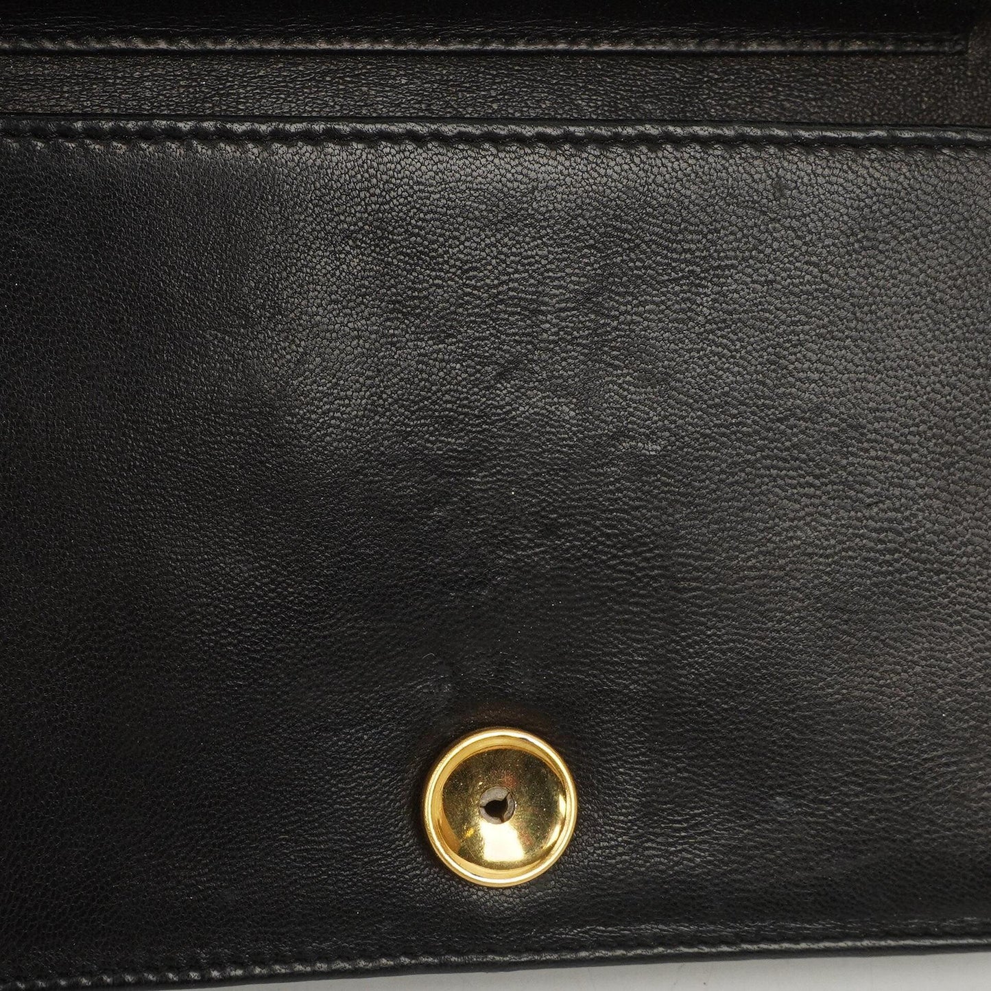 Chanel Mini Classic Full Flap Wallet on Chain (WOC), Schwarzes gestepptes Lammleder, 24K Goldplattierte Hardware
