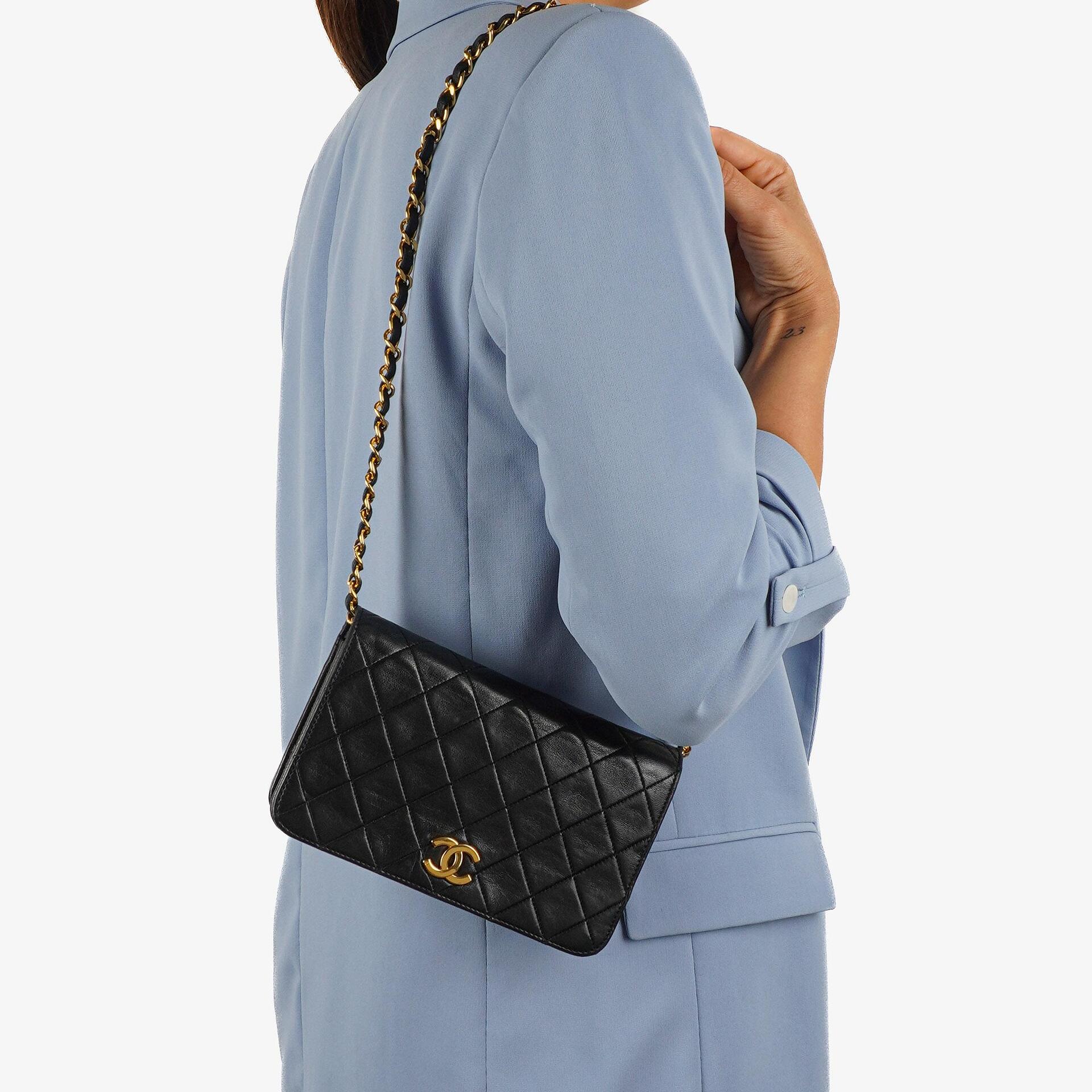 Chanel Mini Classic Full Flap Wallet on Chain (WOC), Schwarzes gestepptes Lammleder, 24K Goldplattierte Hardware