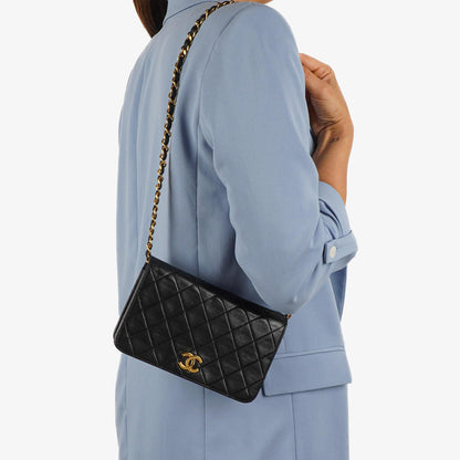 Chanel Mini Classic Full Flap Wallet on Chain (WOC), Schwarzes gestepptes Lammleder, 24K Goldplattierte Hardware