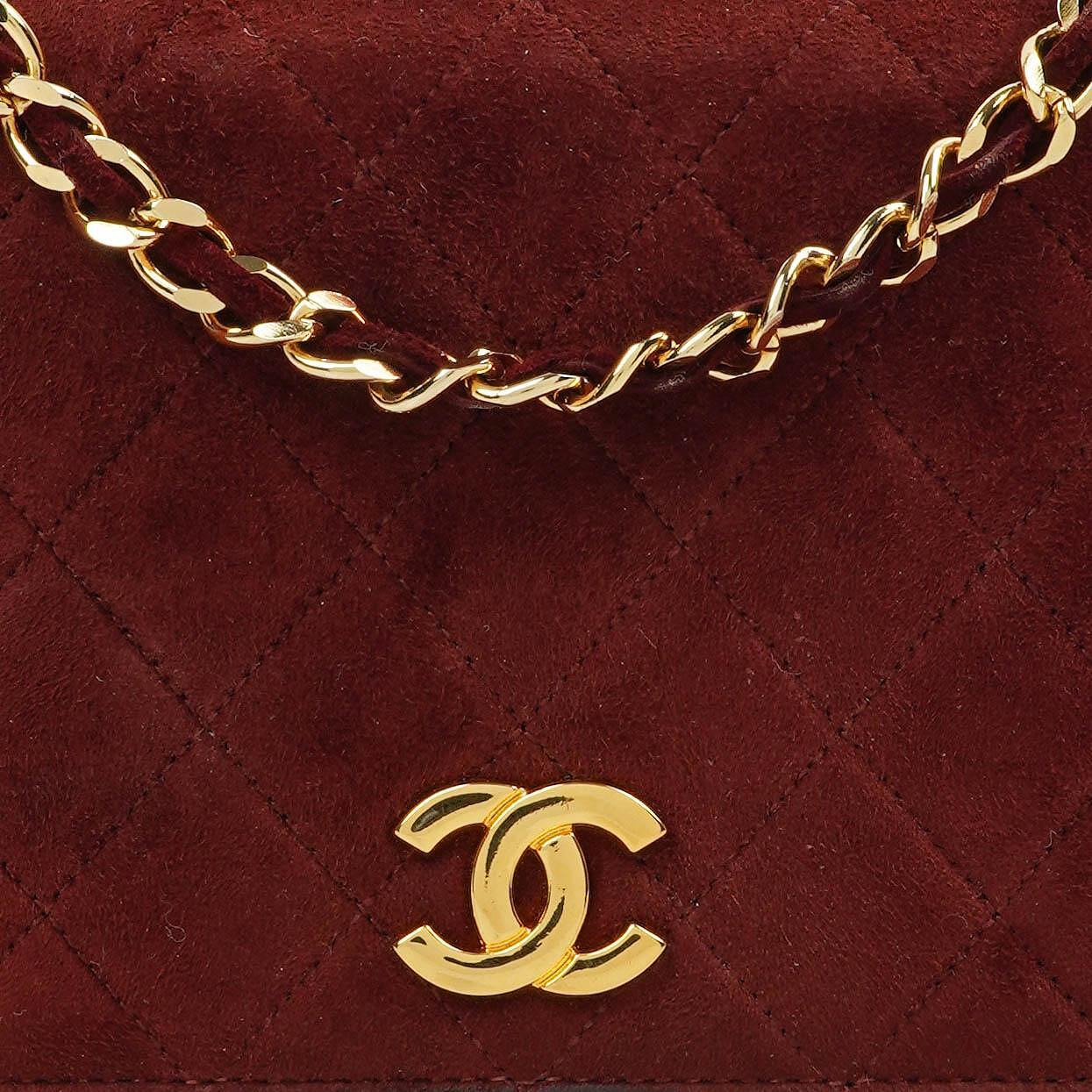 Chanel Mini Classic Burgunder Gequiltetes Wildleder Vollklapptasche mit Kette WOC mit goldfarbenen Beschlägen