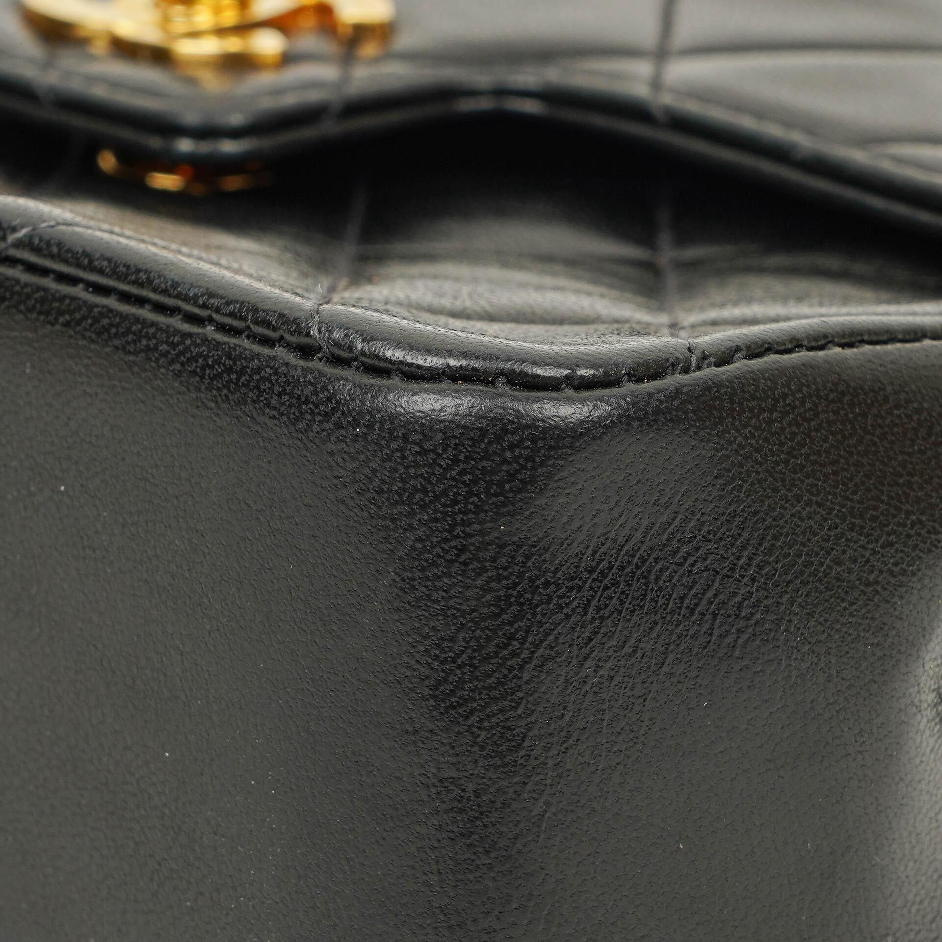 Chanel Mini Classic Kelly Vintage aus schwarzem gestepptem Lammleder mit 24K vergoldeten Beschlägen