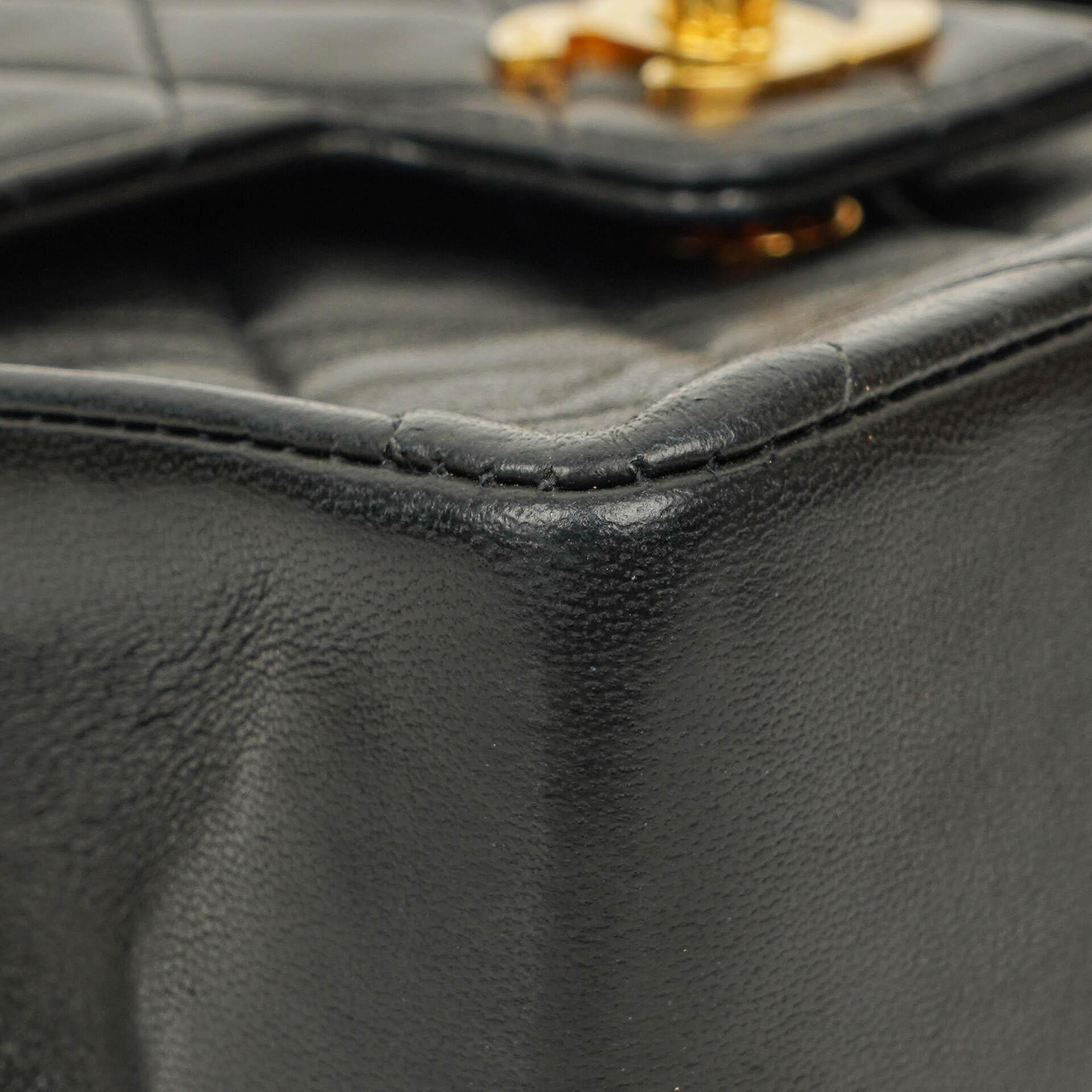 Chanel Mini Classic Kelly Vintage aus schwarzem gestepptem Lammleder mit 24K vergoldeten Beschlägen