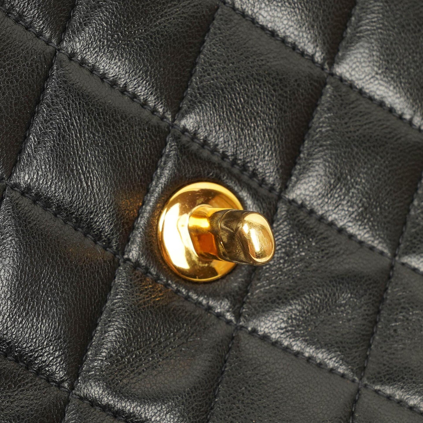Chanel Mini Classic Kelly Vintage aus schwarzem gestepptem Lammleder mit 24K vergoldeten Beschlägen