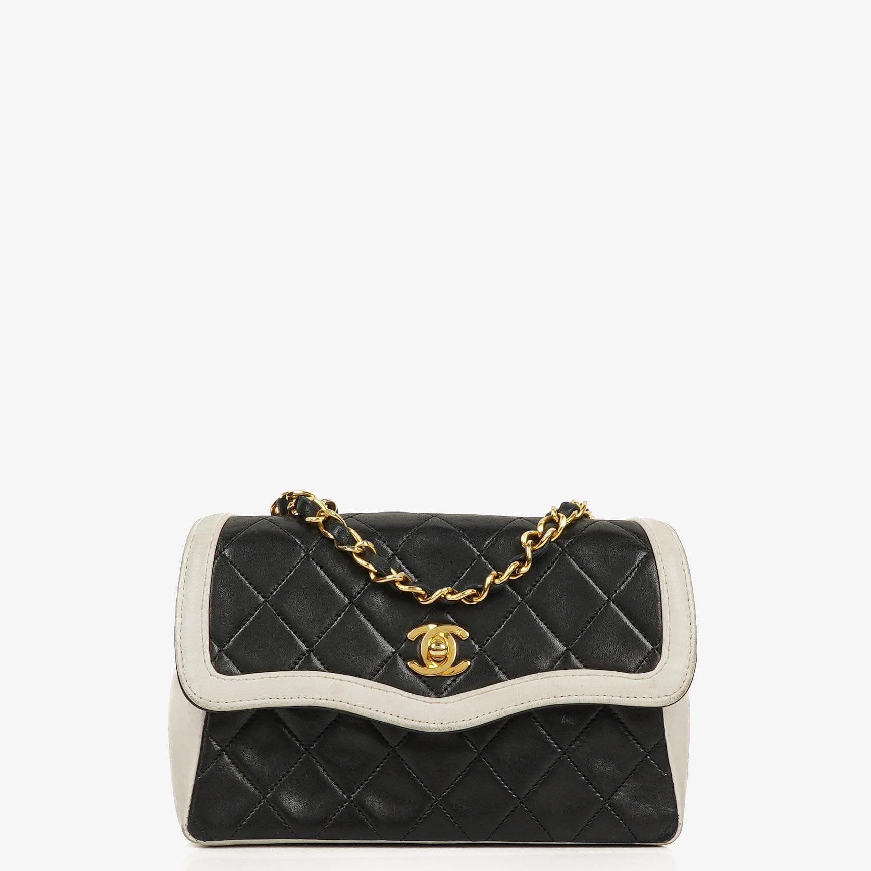 Chanel Mini Diana Flap Tasche aus schwarz-weißem gestepptem Lammleder mit 24K vergoldeten Beschlägen