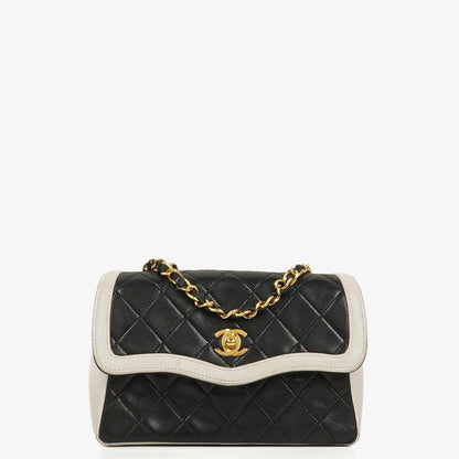 Chanel Mini Diana Flap Tasche aus schwarz-weißem gestepptem Lammleder mit 24K vergoldeten Beschlägen