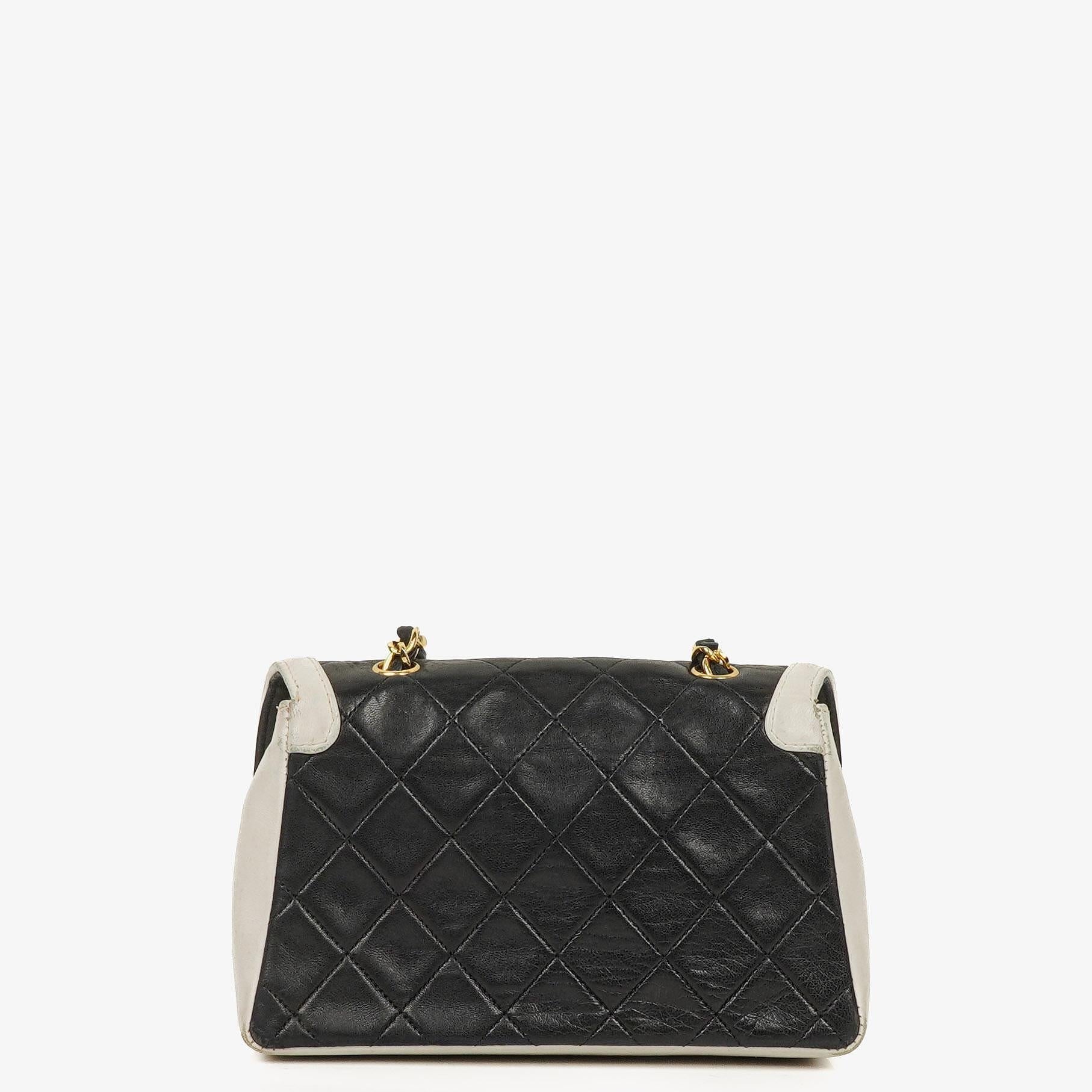 Chanel Mini Diana Flap Tasche aus schwarz-weißem gestepptem Lammleder mit 24K vergoldeten Beschlägen