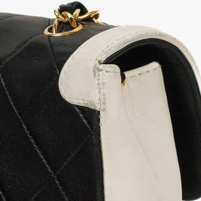 Chanel Mini Diana Flap Tasche aus schwarz-weißem gestepptem Lammleder mit 24K vergoldeten Beschlägen