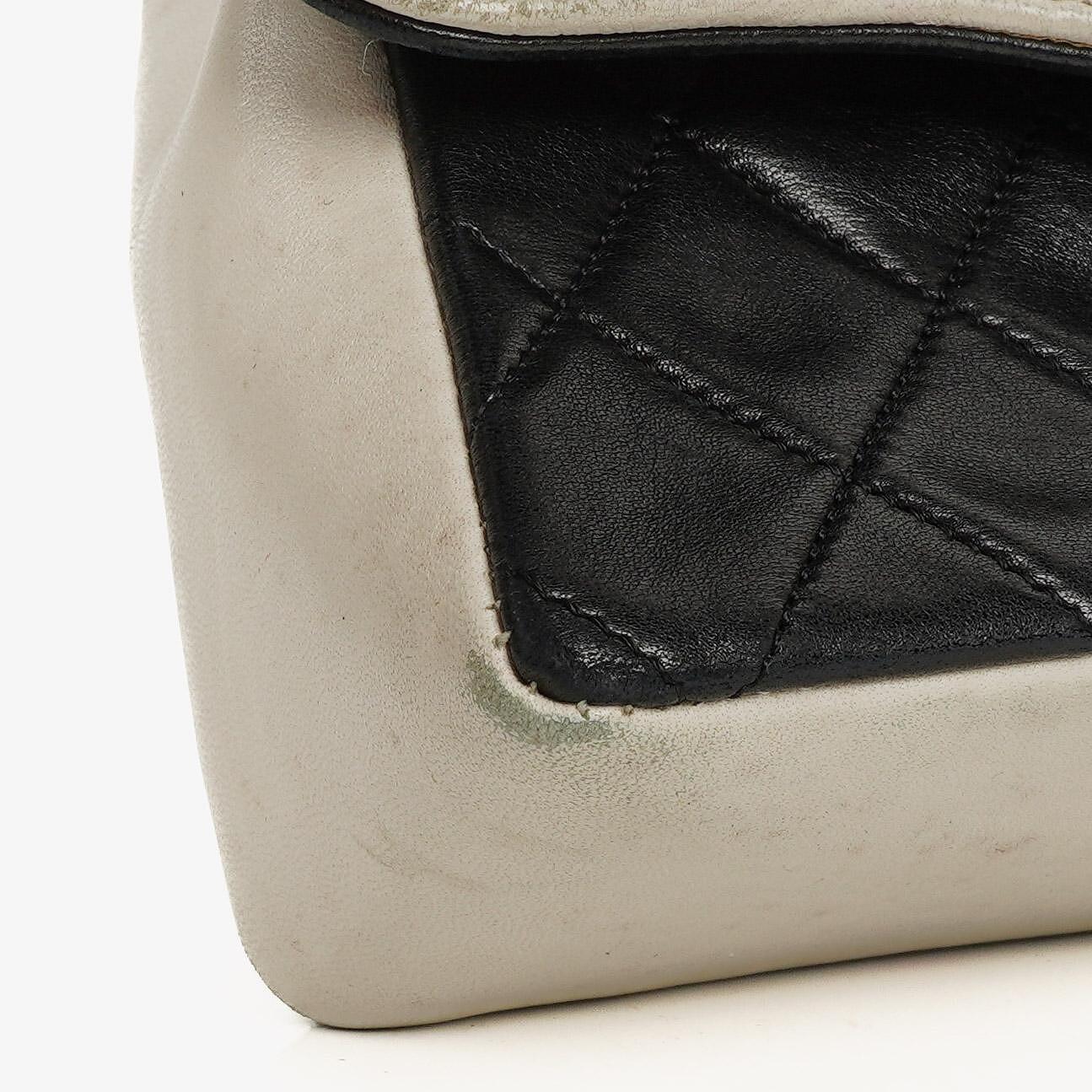 Chanel Mini Diana Flap Tasche aus schwarz-weißem gestepptem Lammleder mit 24K vergoldeten Beschlägen