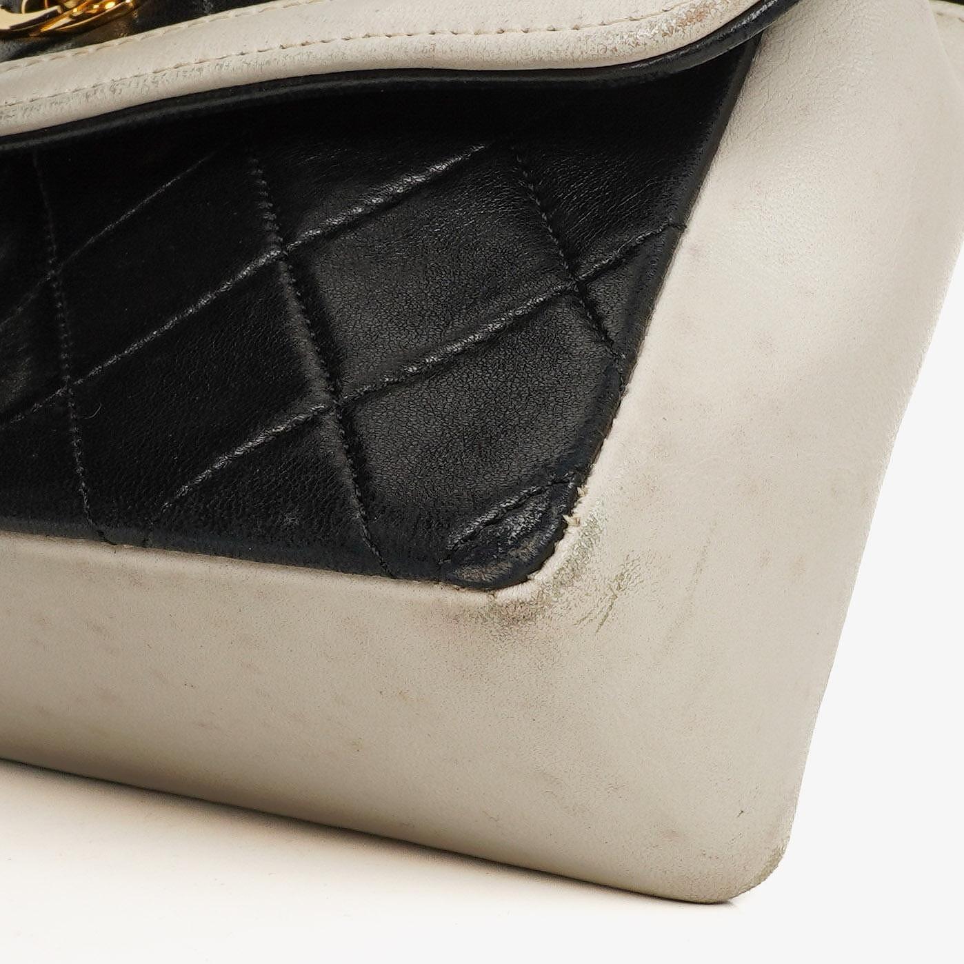 Chanel Mini Diana Flap Tasche aus schwarz-weißem gestepptem Lammleder mit 24K vergoldeten Beschlägen