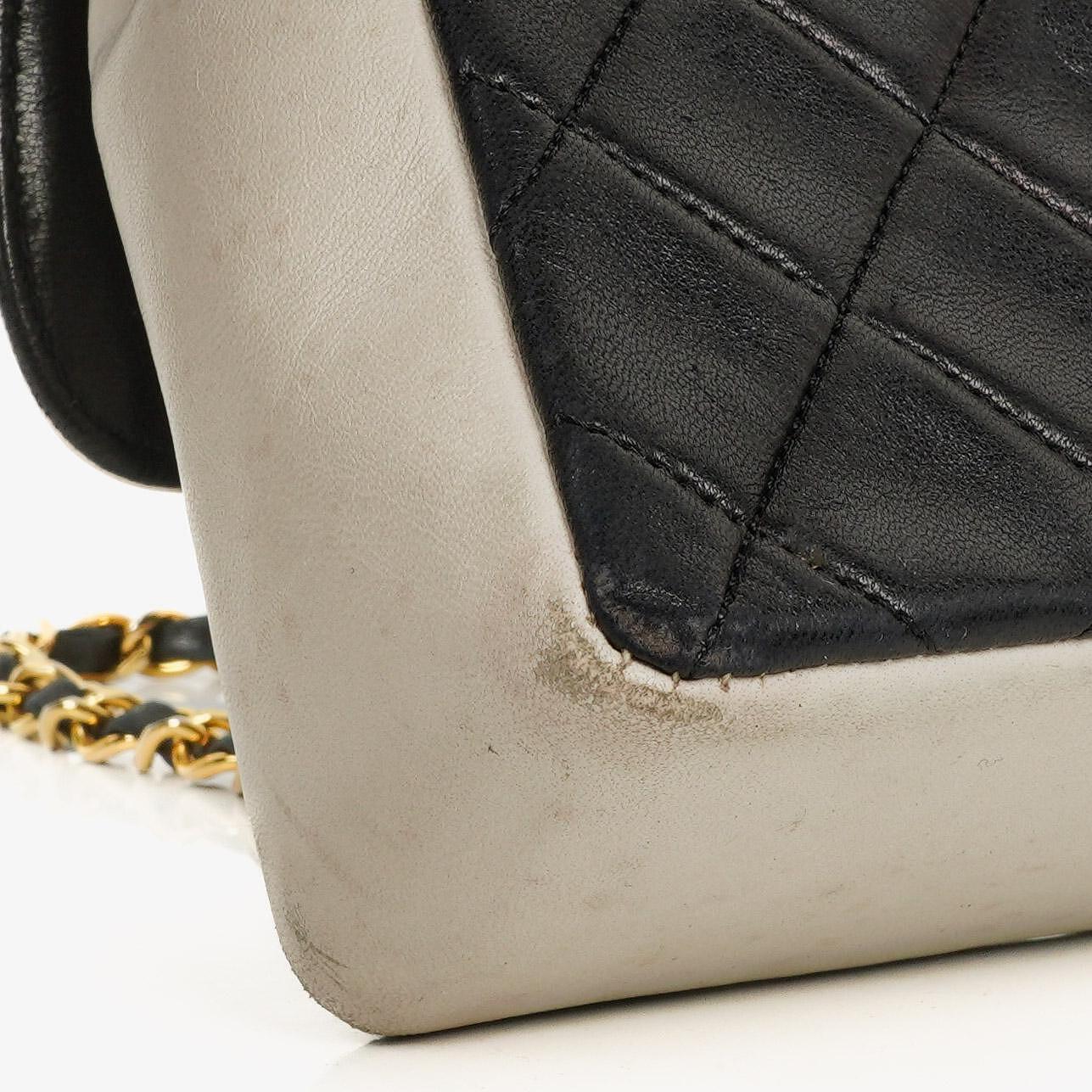 Chanel Mini Diana Flap Tasche aus schwarz-weißem gestepptem Lammleder mit 24K vergoldeten Beschlägen